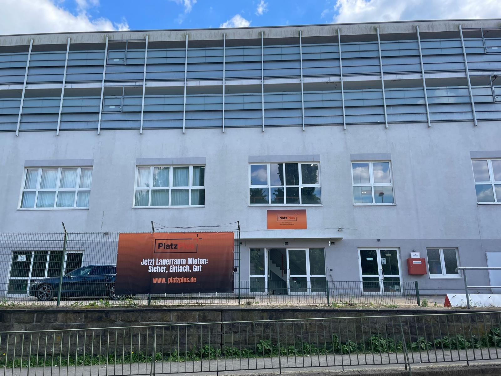 Außenansicht des PlatzPlus-Gebäudes mit Eingang in Bochum